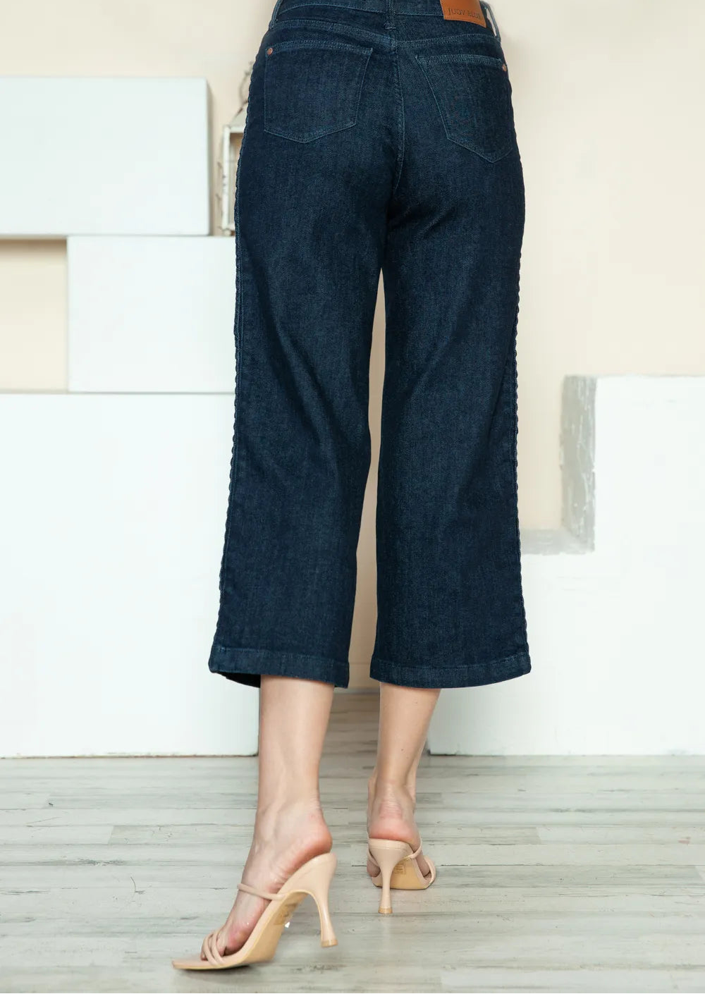 e2619145-4f72-45e1-96f1-41dad76f7560-Max